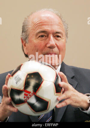 Leipzig, Allemagne, mercredi. 07Th Dec, 2005. (Afp) - Joseph Blatter, Président de la FIFA, est titulaire d'un ballon de football dans ses mains après une conférence de presse à la foire de Leipzig, Allemagne, mercredi, 07 décembre 2005. Les préparatifs de la Coupe du Monde 2006 tour final draw, le vendredi, 09 décembre 2005, sont en plein essor. Autour de 4 000, dont 1 500 invités, les journalistes sont attendus à l'événement de Leipzig. Photo : Michael Hanschke/dpa/Alamy Live News Banque D'Images