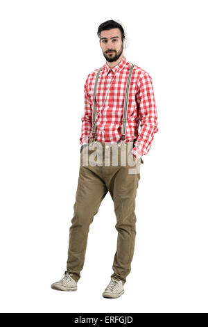 Ambiance cool dj hippie portant des écouteurs dans une oreille. La longueur du corps complet isolé portrait sur fond blanc. Banque D'Images