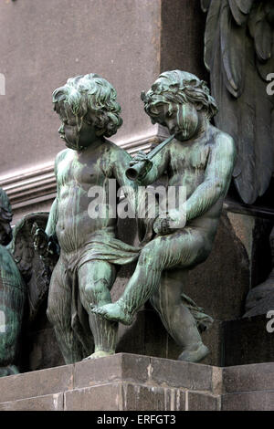 Ludwig van Beethoven - mémorial pour le compositeur allemand dans la Beethoven Platz, Vienne, Autriche. Close-up d'angelots jouant le Banque D'Images