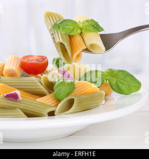 Manger une cuisine italienne Penne Rigate pâtes nouilles colorées avec la fourchette de repas Banque D'Images