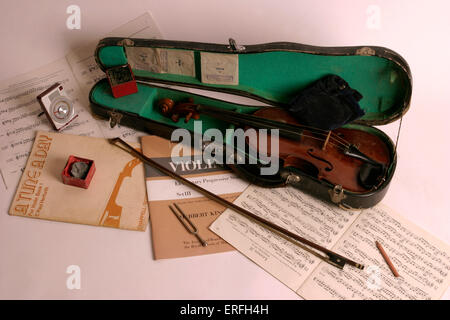 Le violon dans un cas ouvert, entouré par l'arc, partitions, métronome, diapasons et de la colophane. Banque D'Images