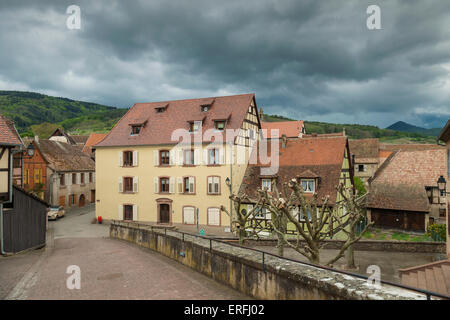 Après-midi de printemps orageux à Hunawihr, Alsace, France. Banque D'Images