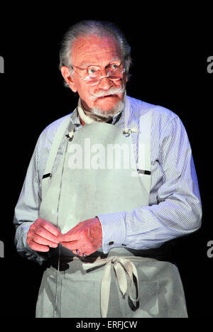 Roy Dotrice dans une scène de Carousel par Richard Rodgers et Oscar Hammerstein, Chichester Festival Theatre, Juin 2006 Banque D'Images