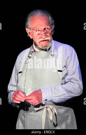 Roy Dotrice dans une scène de Carousel par Richard Rodgers et Oscar Hammerstein, Chichester Festival Theatre, Juin 2006 Banque D'Images