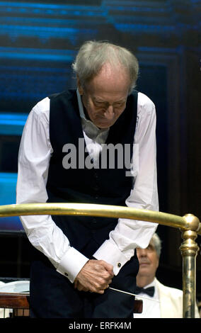 John Barry - compositeur britannique du film s'incline devant l'auditoire à la fin de 'John Barry & les dix ténors' concert au Royal Albert Banque D'Images