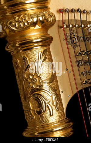 Harpe de concert - close-up de détail montrant les cordes et chevilles fond noir Banque D'Images