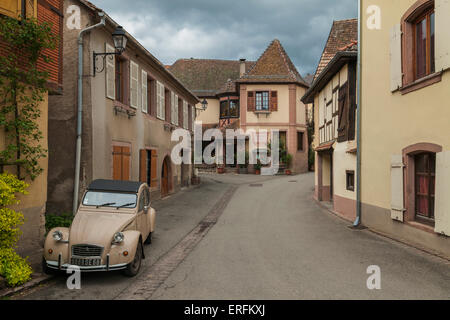 Après-midi de printemps orageux à Hunawihr, Alsace, France. Banque D'Images