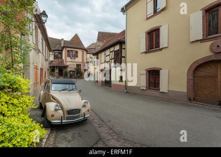 Après-midi de printemps orageux à Hunawihr, Alsace, France. Banque D'Images