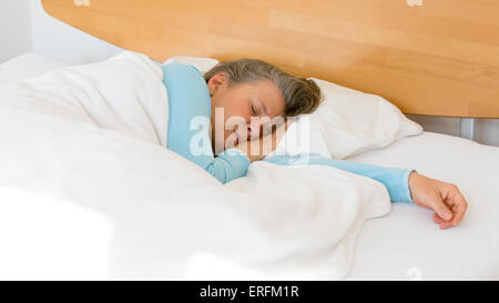 Vieille Femme au lit et dormir paisiblement Banque D'Images