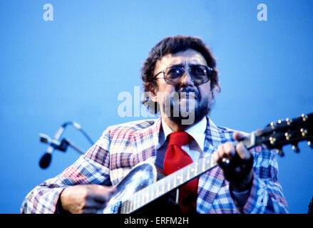 Barney Kessell - portrait de la guitariste de jazz américain à l'exécution 1982 Capital Radio Jazz Festival. 17 octobre 1923 - 6 mai 2004. Connu pour son travail novateur dans la guitare d'un trio. Au cours de la 1960, il est devenu l'un des plus en demande et les guitaristes de session en Amérique, jouant sur des centaines d'enregistrements pop célèbre par Phil Spector, les Beach Boys, les Monkees et beaucoup d'autres. Banque D'Images