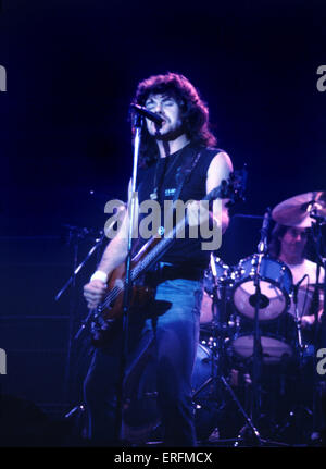 Status quo - le bassiste Alan Lancaster d'effectuer à l'arène internationale de Birmingham, en 1982. Status Quo - groupe de rock anglais, Banque D'Images