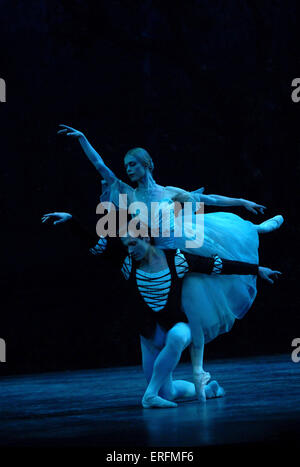 Giselle - ballet romantique avec Agnes Oaks comme Giselle et Thomas Edur comme Albrecht à l'English National Ballet, Coliseum Banque D'Images