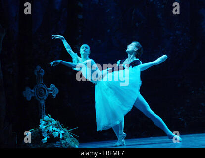 Giselle - ballet romantique avec Agnes Oaks comme Giselle et Thomas Edur comme Albrecht à l'English National Ballet, Coliseum Banque D'Images