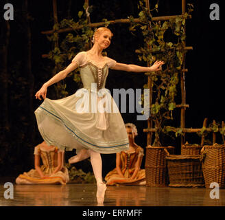 Giselle - ballet romantique avec Agnes Oaks comme Giselle et Thomas Edur comme Albrecht à l'English National Ballet, Coliseum Banque D'Images