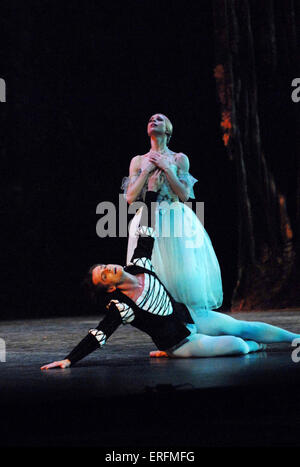 Giselle - ballet romantique avec Agnes Oaks comme Giselle et Thomas Edur comme Albrecht à l'English National Ballet, Coliseum Banque D'Images