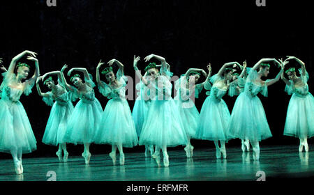 Giselle - ballet romantique avec Agnes Oaks comme Giselle et Thomas Edur comme Albrecht à l'English National Ballet, Coliseum Banque D'Images