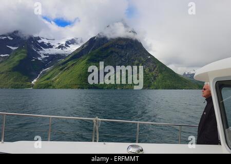 Croisière de Hjørundfjord Ålesund le long de la magnifique Hjørundfjord à Statistique Canada. La Norvège Banque D'Images