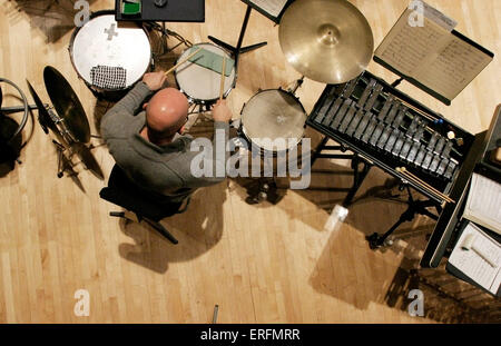 Le percussionniste jouant caisse claire en répétition, vue de dessus. Photographie générique. Banque D'Images