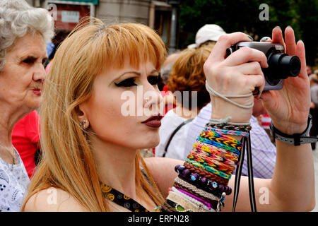 Jeune femme avec caméra en foule Banque D'Images