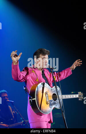 Chris Isaak - portrait de l'auteur-compositeur et l'exécution à l'Hammersmith Apollo, Londres, Royaume-Uni, 20 avril 2007. b. 26 juin 1956. Banque D'Images