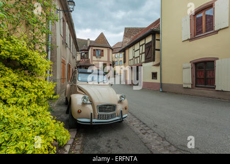 Après-midi de printemps orageux à Hunawihr, Alsace, France. Banque D'Images