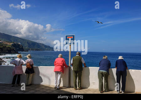 Les touristes d'admirer la vue sur la mer de Punta Brava. Tenerife. Îles Canaries. Espagne Banque D'Images