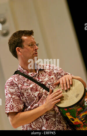 Le percussionniste jouant - surdo axé contemporanea 18po un type de tambour à main cubain attaché par dessus son épaule. Banque D'Images