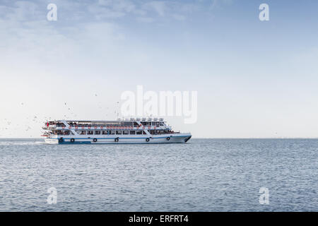 Izmir, Turquie - 5 Février 2015 : grand bateau à passagers plein de gens va dans la baie d'Izmir, ville transports publics populaires Banque D'Images