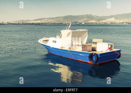 Plaisir en bois ancien bateau ancré dans la baie d'Izmir, Turquie. Vintage photo stylisée avec correction tonale filtre photo, vieille styl Banque D'Images