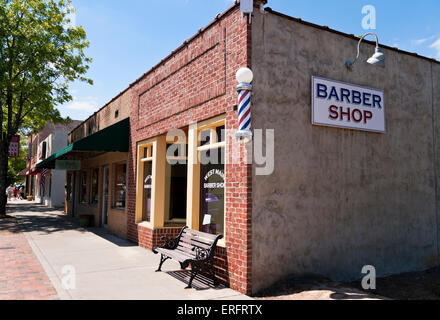 Corner boutique de coiffeur dans une petite ville de l'USA, Brevard, Caroline du Nord. Banque D'Images