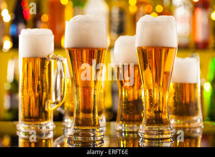Pichets de bière placée sur comptoir bar avec copyspace Banque D'Images