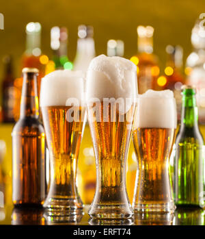 Pichets de bière placée sur comptoir bar avec copyspace Banque D'Images