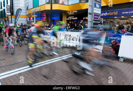 Londres, Royaume-Uni. 2 juin, 2015. Riders en compétition dans l'étape 7 de vélo Pearl Izumi Tour Series à Croydon, Londres du sud 02.06.2015 Crédit : Theodore liasi/Alamy Live News Banque D'Images