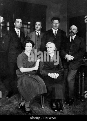 Marie Curie à l'Institut du Radium à Paris. Dans la première rangée sont Irène Curie, Marie Curie et leurs co-travailleur, Andre Banque D'Images