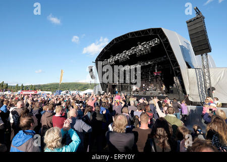 Profitez des fans Dreadzone sur la scène principale à l'Wychwood Festival, Cheltenham, Angleterre, UKFans profiter Dreadzone sur la scène principale un Banque D'Images
