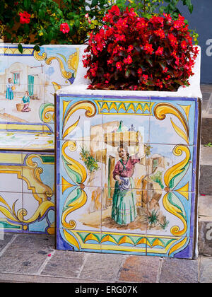 Banc en céramique dans le village d'Anacapri au point culminant de l'île de Capri, Italie Banque D'Images