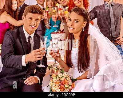 Couple de Mariés et invités de boire du champagne. Banque D'Images