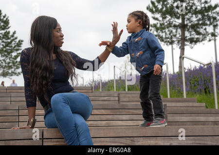 Parisien sénégalais mère Queen Elizabeth Olympic Park Banque D'Images