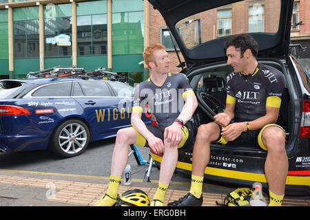 Vainqueur de Kristian House (r) et l'équipe Ed Clancy après la course de lait à Nottingham, Royaume-Uni le 24 mai 2015. Banque D'Images