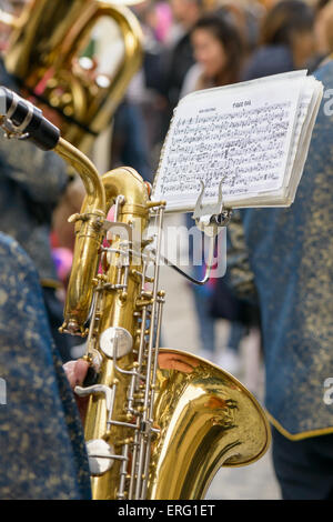 Partition de musique en face des joueurs d'un groupe de country, partie visible de l'instrument Banque D'Images