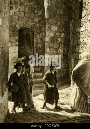 Les Juifs sur leur chemin à la Synagogue, Jérusalem. début des années 1920 ( d'abord publié en 1925.) Banque D'Images