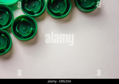 Bouchons en plastique colorés isolé en fond blanc. Banque D'Images