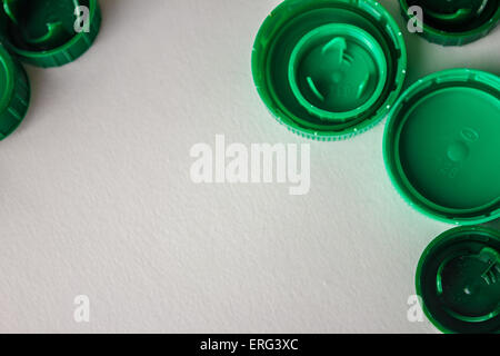 Bouchons en plastique colorés isolé en fond blanc. Banque D'Images