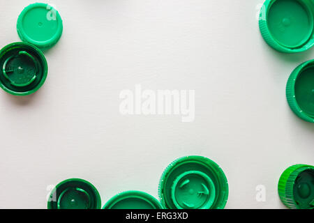 Bouchons en plastique colorés isolé en fond blanc. Banque D'Images