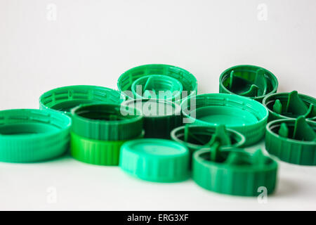 Bouchons en plastique colorés isolé en fond blanc. Banque D'Images