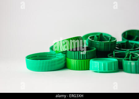 Bouchons en plastique colorés isolé en fond blanc. Banque D'Images