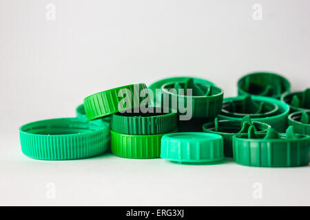 Bouchons en plastique colorés isolé en fond blanc. Banque D'Images