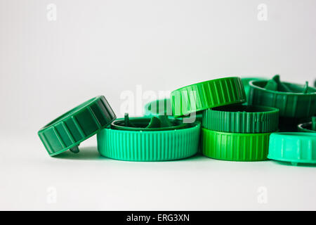 Bouchons en plastique colorés isolé en fond blanc. Banque D'Images