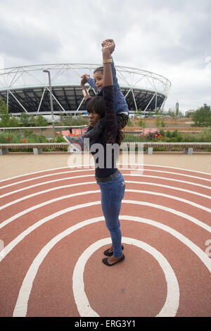 Parisien sénégalais mère Queen Elizabeth Olympic Park Banque D'Images