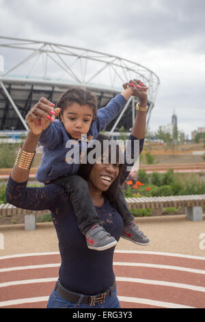 Parisien sénégalais mère Queen Elizabeth Olympic Park Banque D'Images